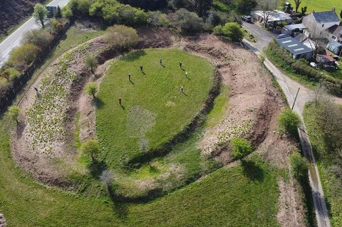 Berusia 4.800 Tahun, Misteri Lingkaran Batu Langka yang Ditemukan di Inggris Terungkap, dengan Formasi Tapal Kuda Bengkok, Apakah Berfungsi sebagai Situs Keagamaan?