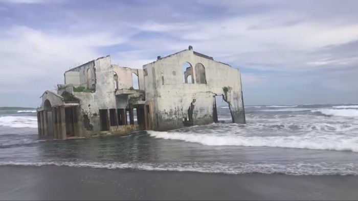 Misteri Bangunan Terbengkalai Muncul di Pantai El Salvador