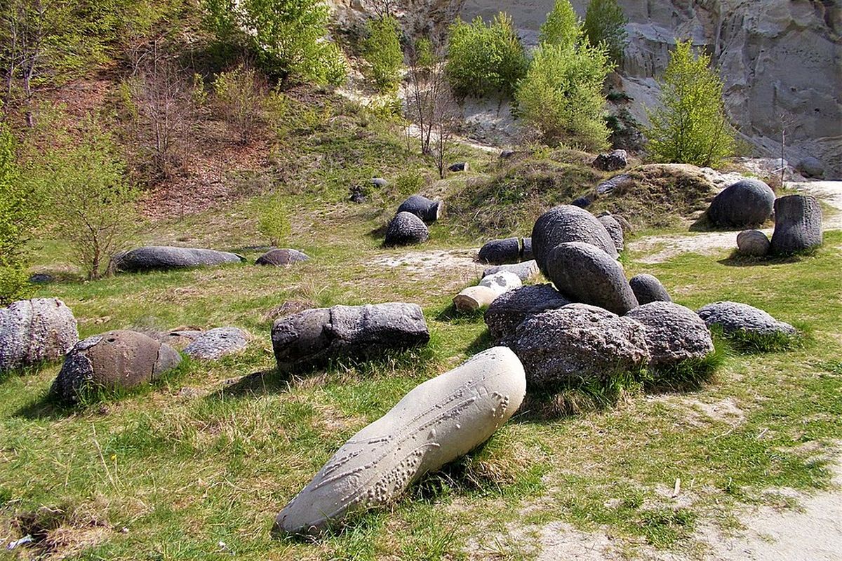 Misteri Batu Hidup yang “Melahirkan” Batu-batu Baru di Romania