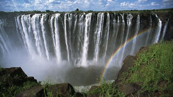 Murka dan Keindahan Zambezi: Menyelami Pesona Abadi Victoria Falls, Air Terjun Petir dari Afrika
